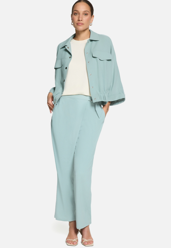 Businesshose mit Gürtel / Modellfoto Vorderseite (Outfit)