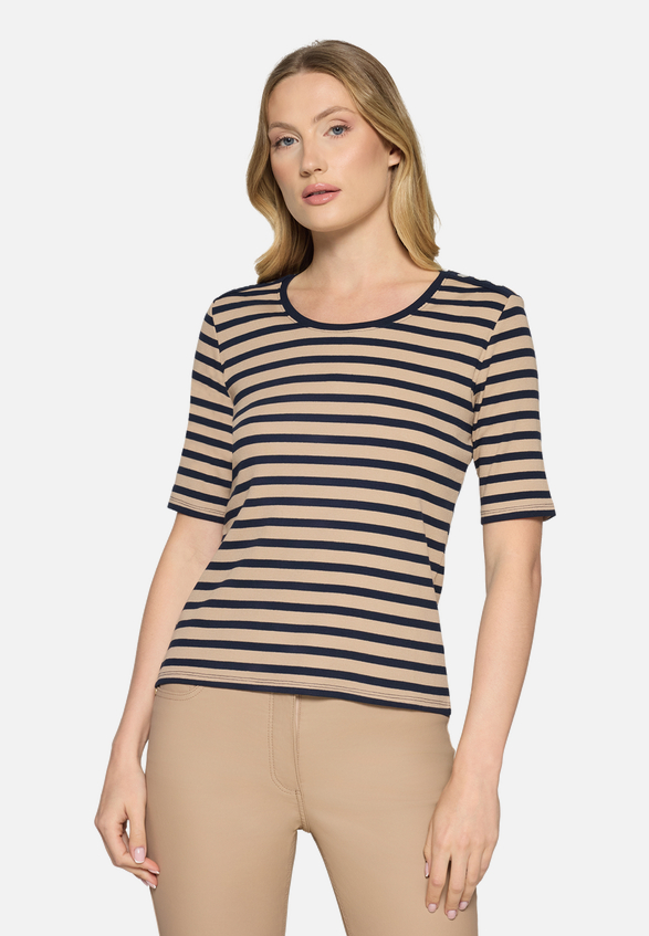 Basic Shirt mit Rippenstruktur / Modellfoto Vorderseite