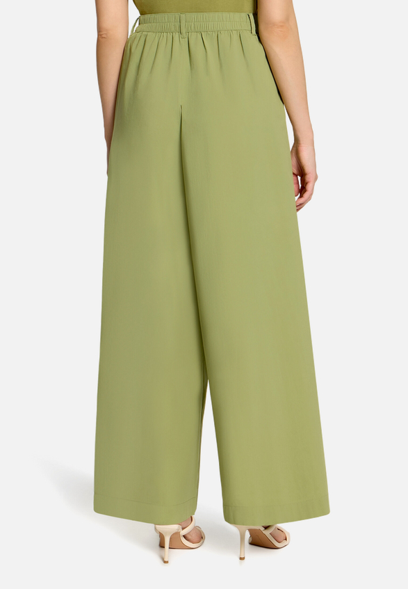 Casual-Hose mit Bundfalten / Modellfoto Rückseite