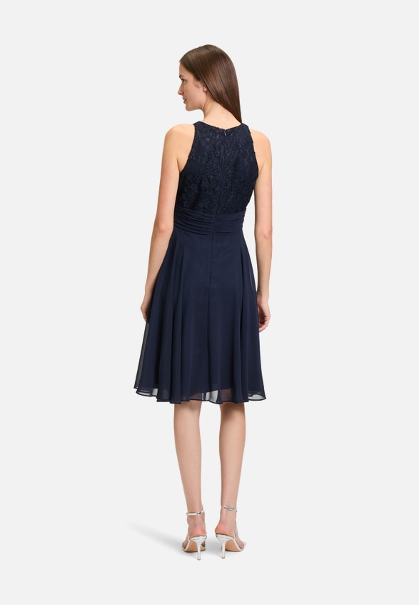 Abendkleid mit Spitze / Modellfoto Rückseite