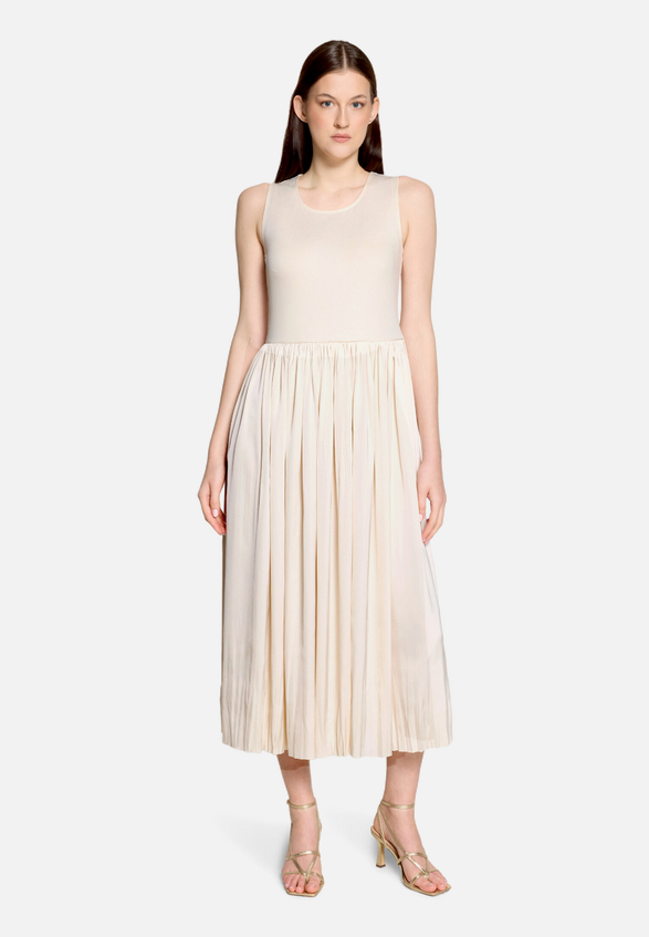 Basic-Kleid mit Plissee / Modellfoto Vorderseite