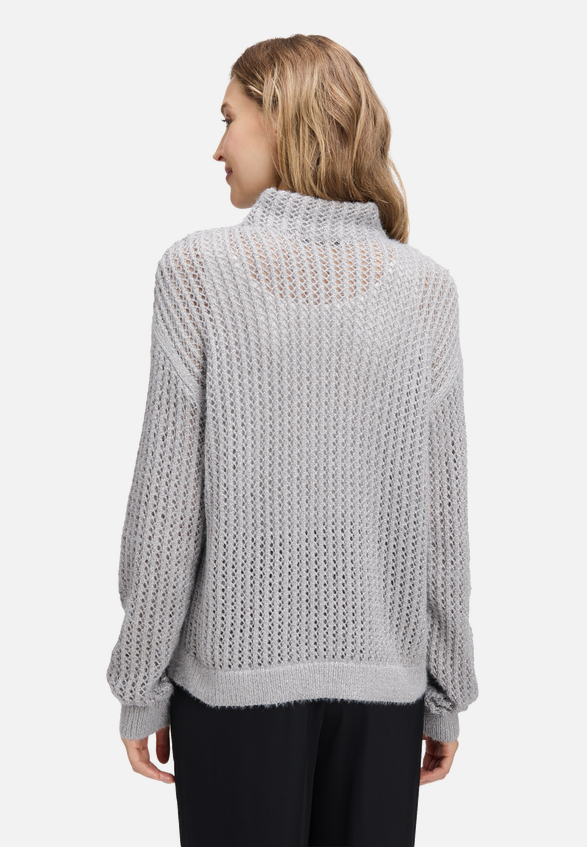 Strickpullover mit hohem Kragen / Modellfoto Rückseite