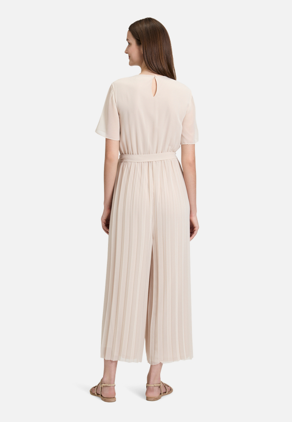 Jumpsuit mit Plissee / Modellfoto Rückseite