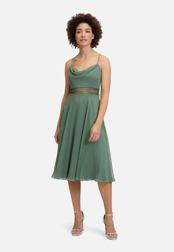 Cocktailkleid mit Wasserfallausschnitt / Modellfoto Vorderseite