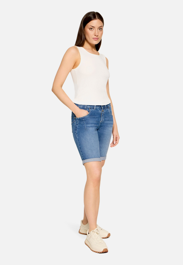 Jeans-Shorts mit Stickerei / Modellfoto Vorderseite (Outfit)