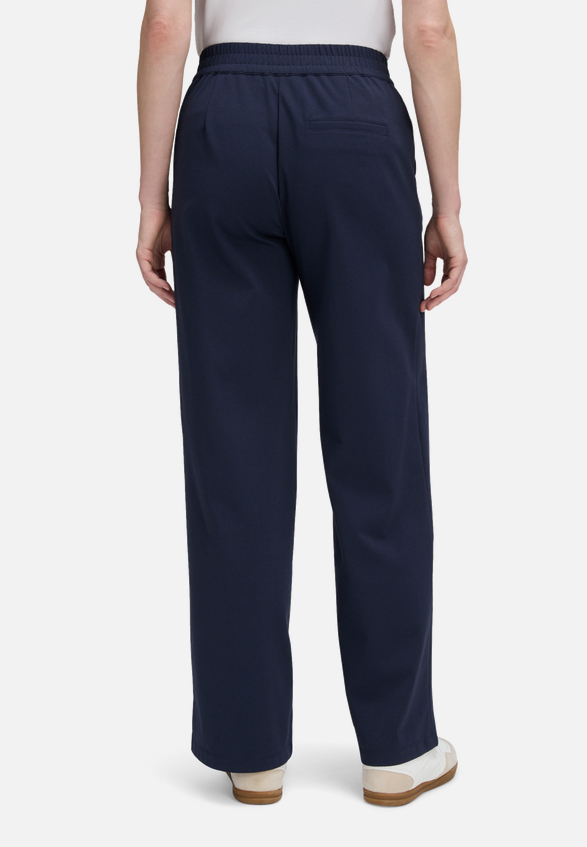Schlupfhose mit Eingrifftaschen / Modellfoto Rückseite