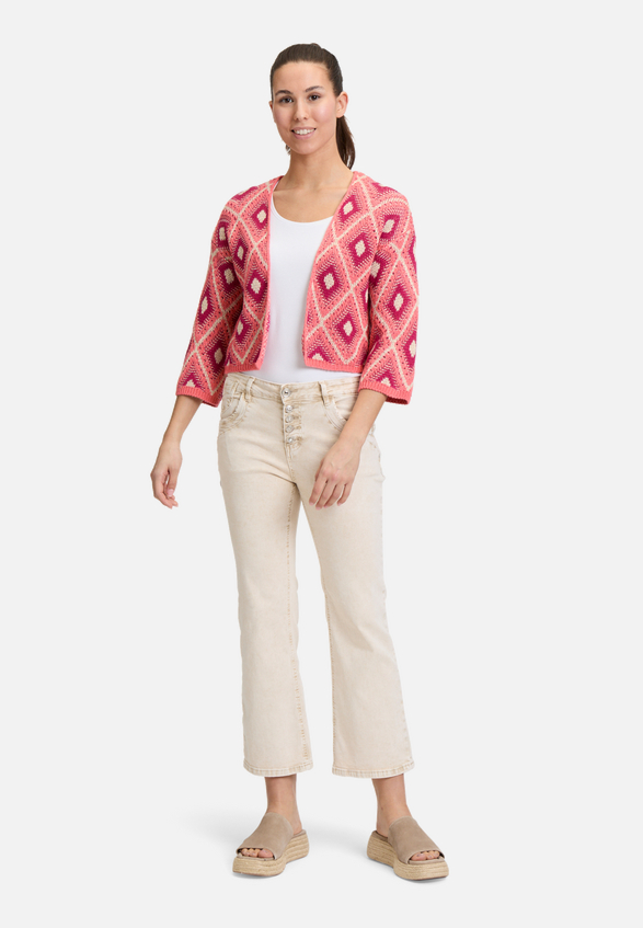 Casual-Strickjacke mit 3/4 Arm / Modellfoto Vorderseite (Outfit)