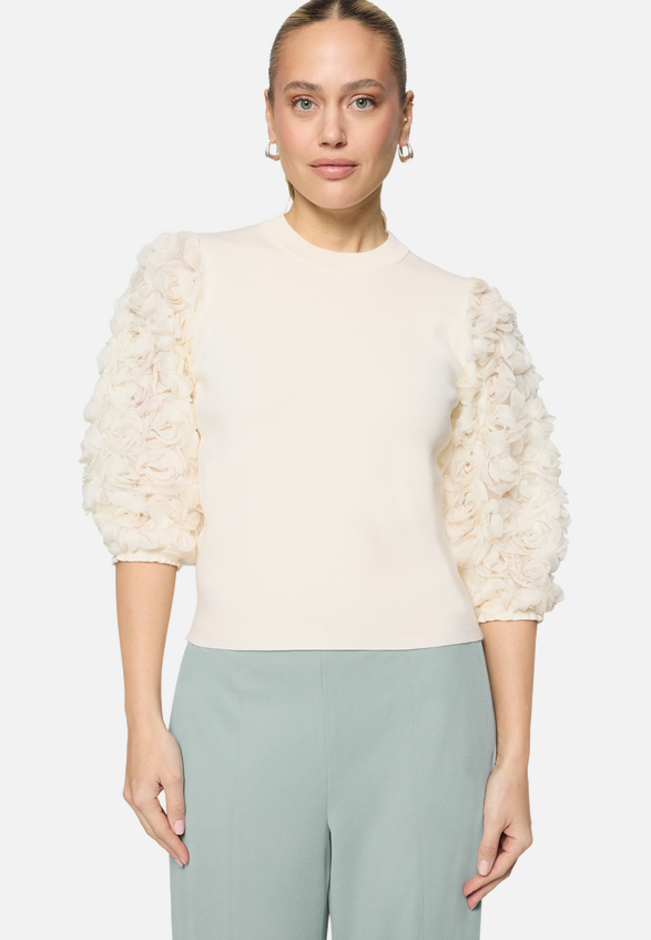 Feinstrickpullover  mit 3D Blüten / Modellfoto Vorderseite