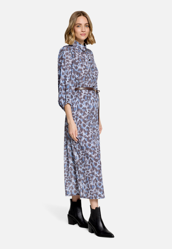 Hemdblusenkleid mit Bindegürtel / Modellfoto Vorderseite (Outfit)