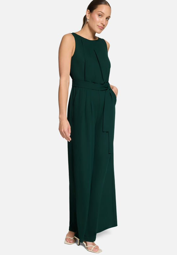 Jumpsuit mit Gürtel und weitem Bein / Modellfoto Vorderseite (Outfit)