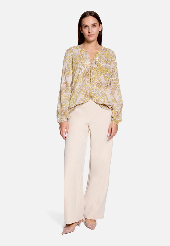Schlupfbluse  mit Print / Modellfoto Vorderseite (Outfit)