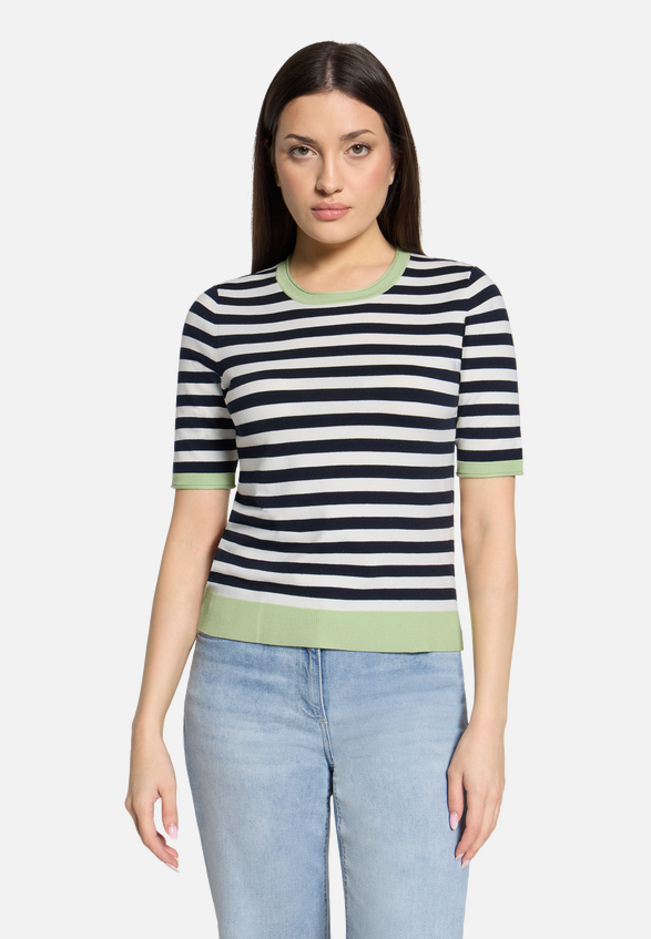 Basic-Pullover kurzarm / Modellfoto Vorderseite