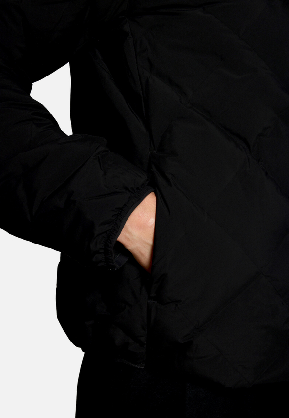 Leichte Steppjacke  mit Kapuze  / Detailbild