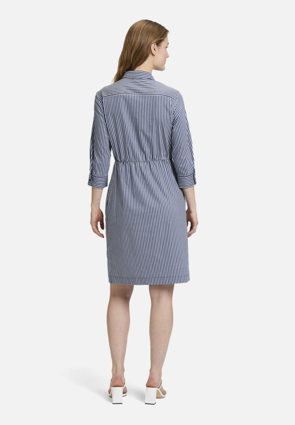 Hemdblusenkleid mit Eingrifftaschen / Modellfoto Rückseite