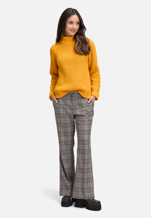 Strickpullover mit Stehkragen / Modellfoto Vorderseite (Outfit)