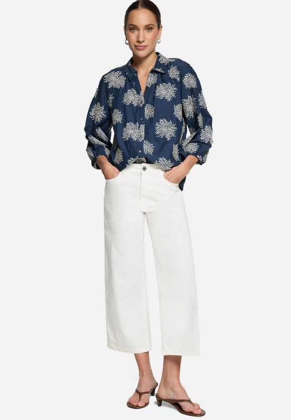 Basic-Jeans  mit geradem Bein  / Modellfoto Vorderseite (Outfit)