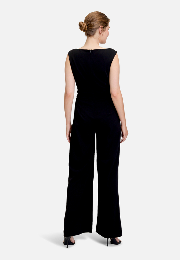 Jumpsuit mit weitem Bein / Modellfoto Rückseite