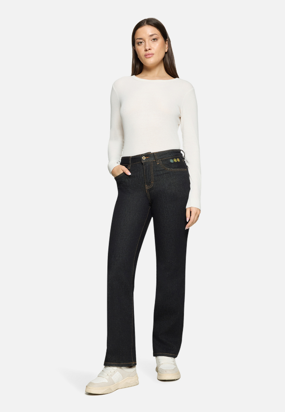 Stretch-Jeans mit Strass / Modellfoto Vorderseite (Outfit)