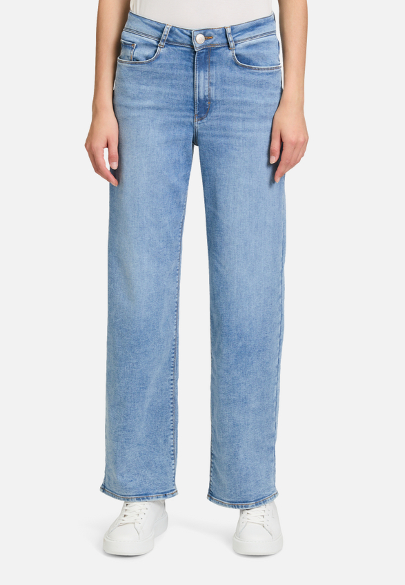 High Waisted-Jeans mit weitem Bein / Modellfoto Vorderseite