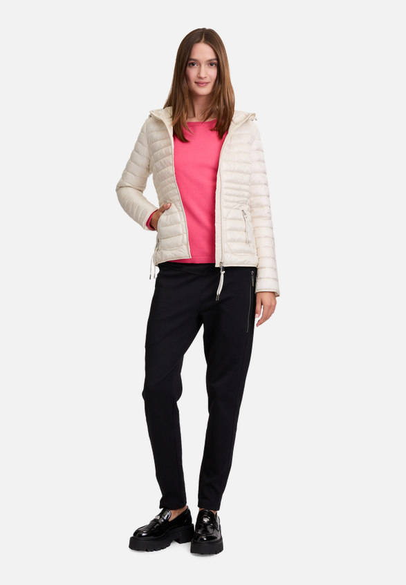 Steppjacke mit Reißverschlusstaschen / Modellfoto Vorderseite (Outfit)