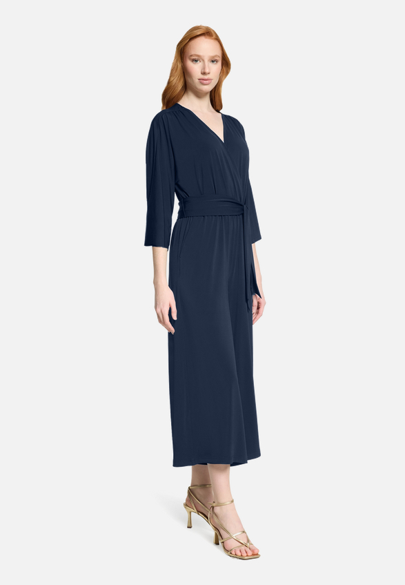 Jumpsuit mit Eingrifftaschen / Modellfoto Vorderseite (Outfit)