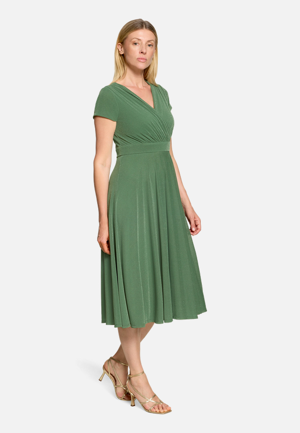 Cocktailkleid im Glitzer-Look / Modellfoto Vorderseite (Outfit)