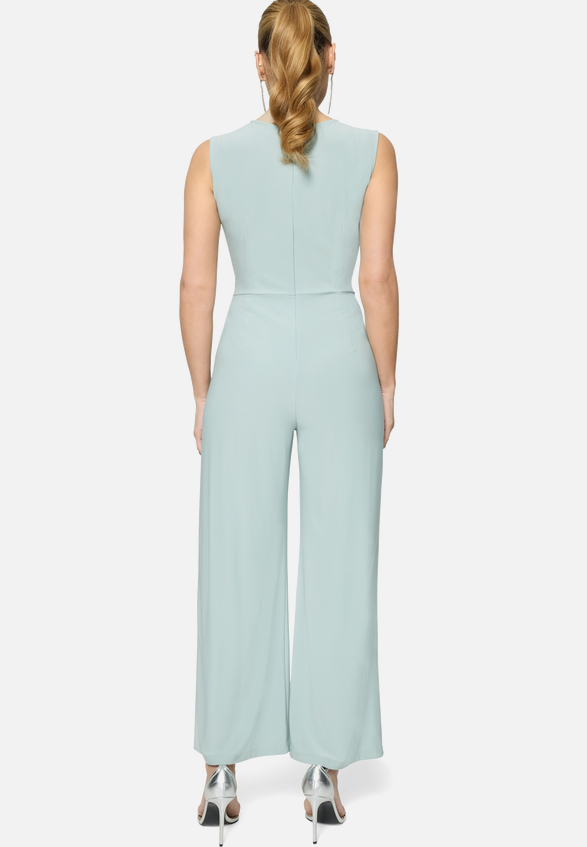 Jumpsuit  mit Wickeloptik  / Modellfoto Rückseite