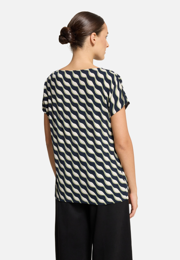 Printshirt mit Wasserfallausschnitt / Modellfoto Rückseite