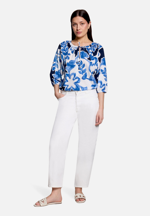Schlupfbluse mit Print / Modellfoto Vorderseite (Outfit)