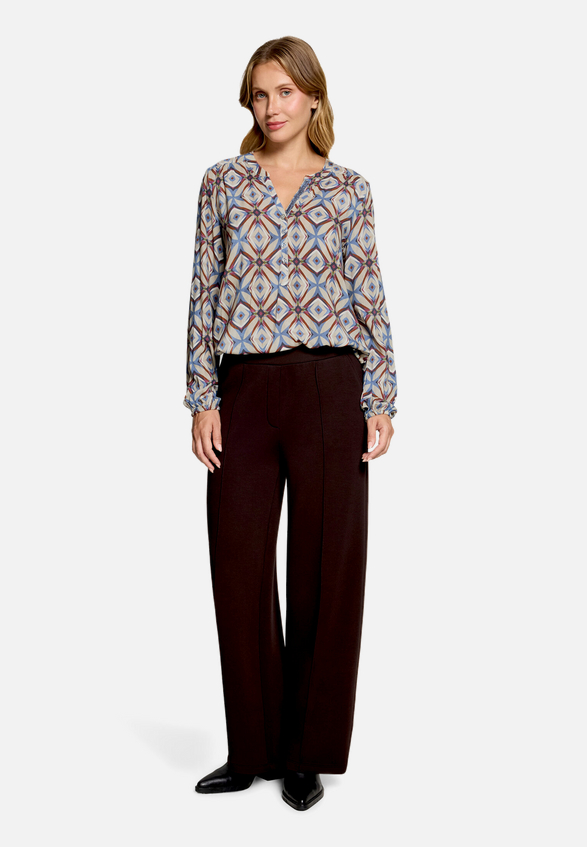 Casual-Bluse mit Muster / Modellfoto Vorderseite (Outfit)