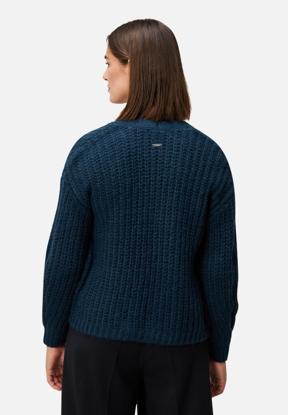 Grobstrickjacke offener Style / Modellfoto Rückseite