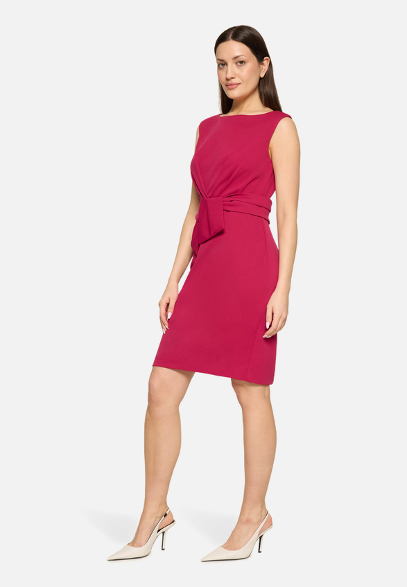 Etuikleid knielang / Modellfoto Vorderseite (Outfit)