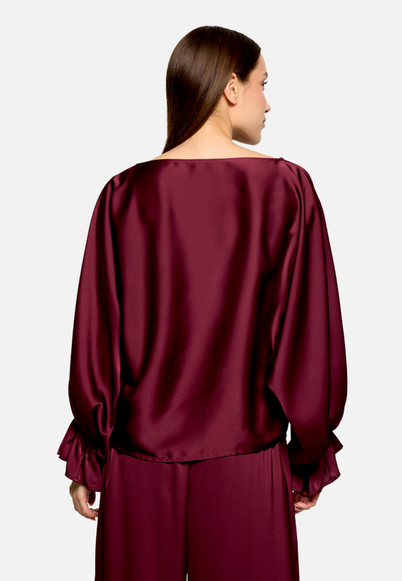 Satin-Bluse mit Fledermausärmeln / Modellfoto Rückseite