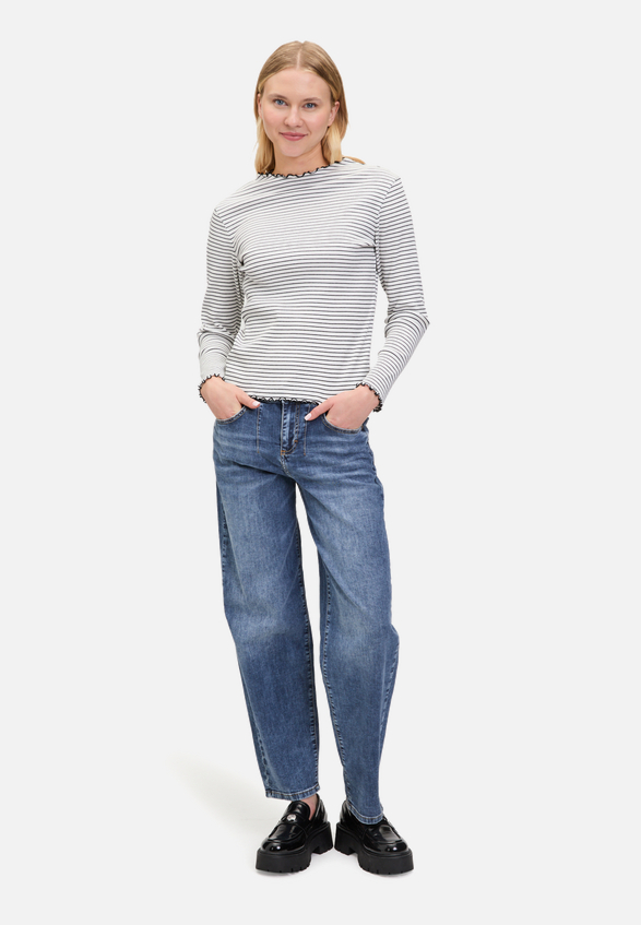 Langarm-Shirt mit Kragen / Modellfoto Vorderseite (Outfit)