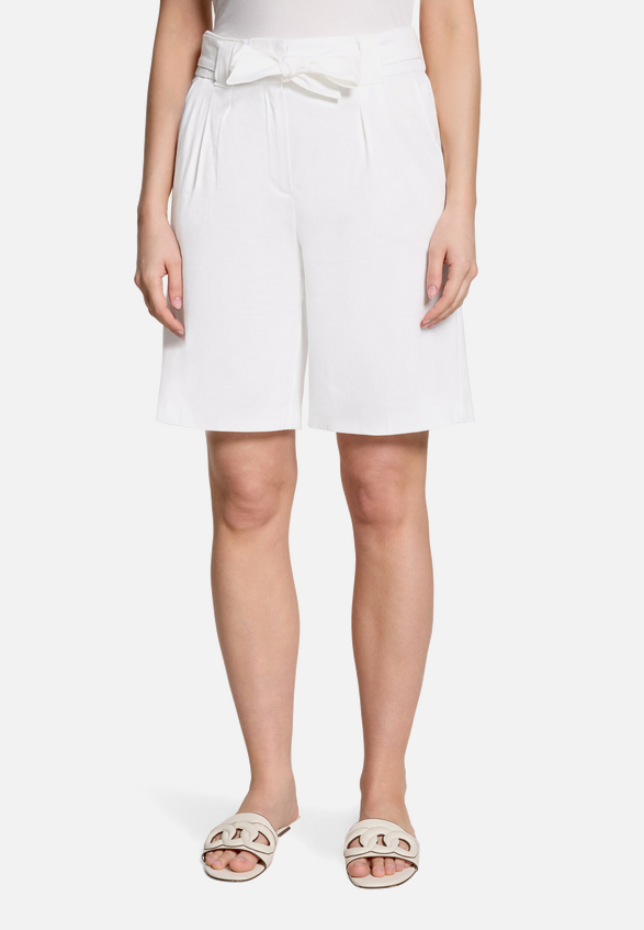 Shorts mit Bundfalten / Modellfoto Vorderseite