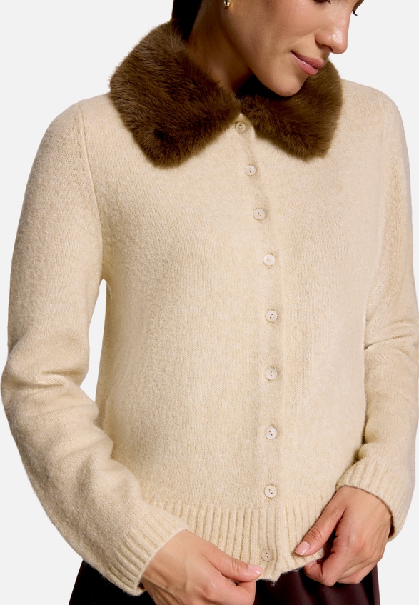 Strickjacke mit Kunstfellkragen / Modellfoto Vorderseite