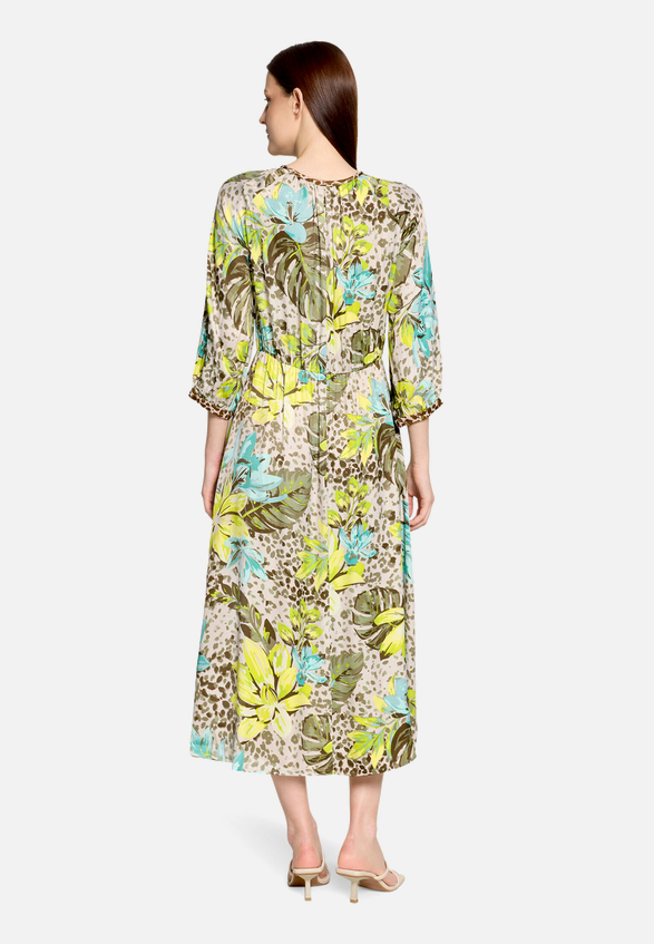 Sommerkleid mit Rundhalsausschnitt / Modellfoto Rückseite