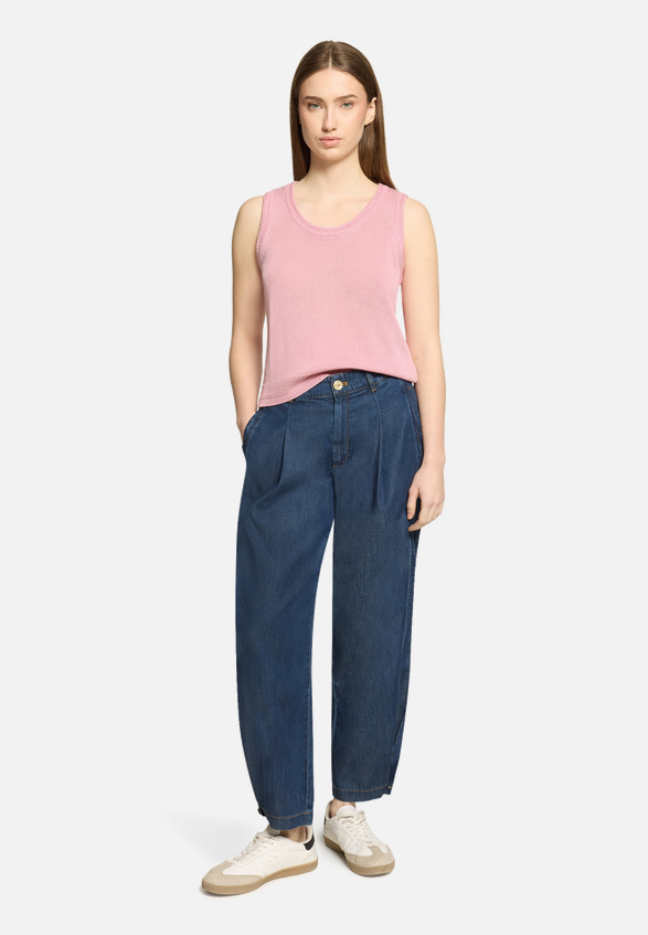 Strick-Top mit Rundhalsausschnitt / Modellfoto Vorderseite (Outfit)