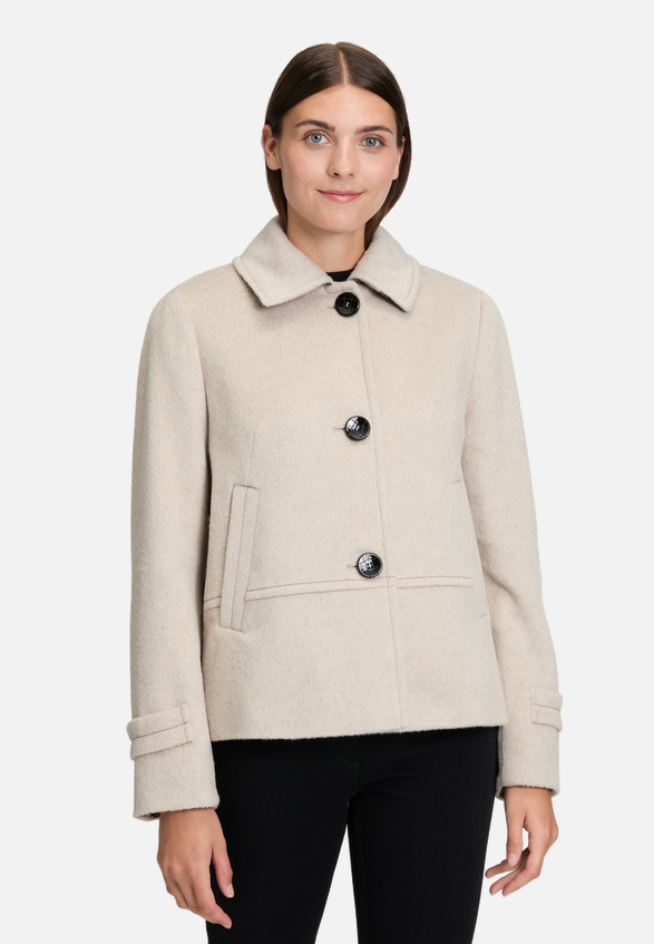 Wolljacke mit Kragen / Modellfoto Vorderseite