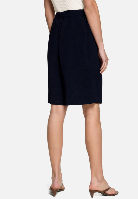 Bermuda-Shorts  mit Gürtel  / Modellfoto Rückseite