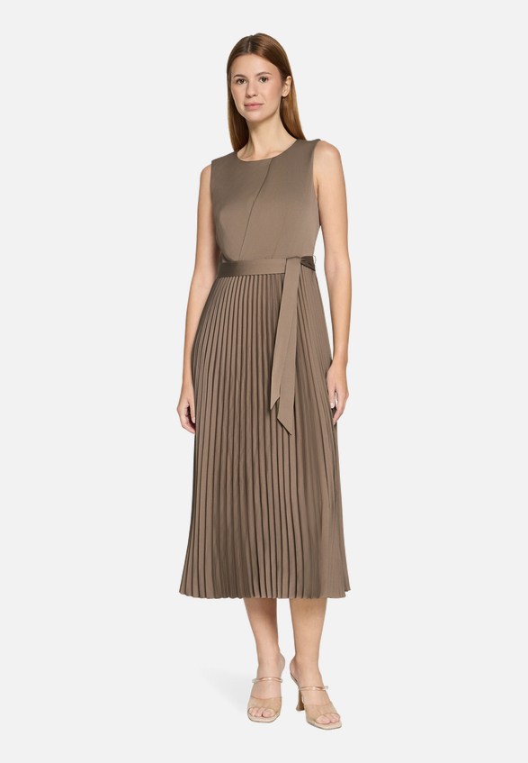 Cocktailkleid mit Plissee / Modellfoto Vorderseite