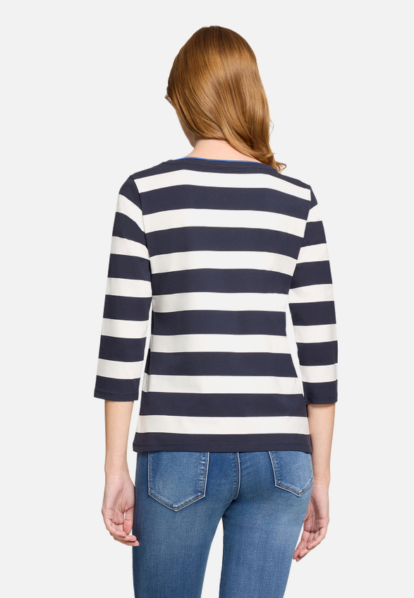 Basic Shirt mit Aufdruck / Modellfoto Rückseite