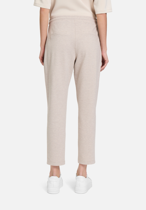 Schlupfhose mit Bindegürtel / Modellfoto Rückseite