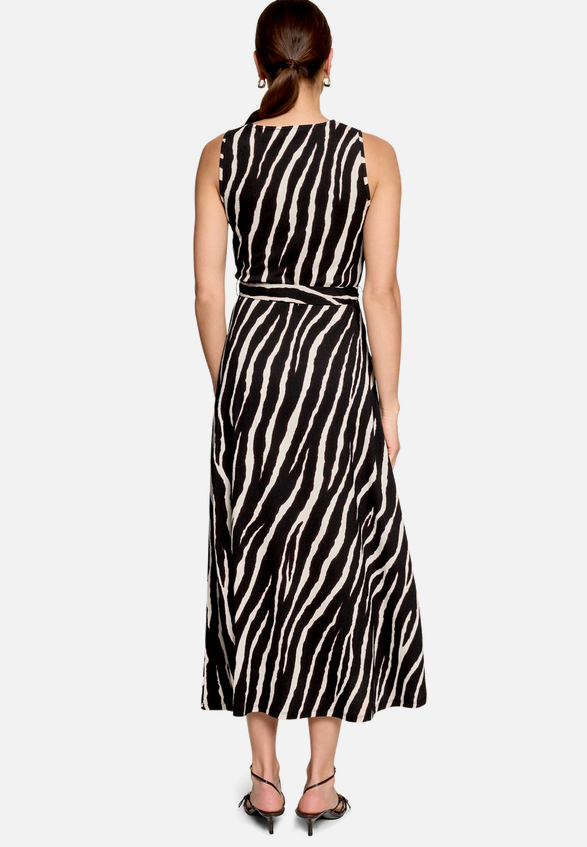 Midikleid mit Gürtel / Modellfoto Rückseite
