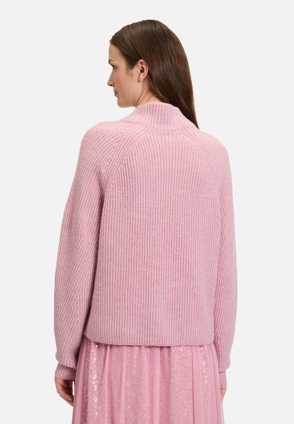 Grobstrick-Pullover mit hohem Kragen / Modellfoto Rückseite