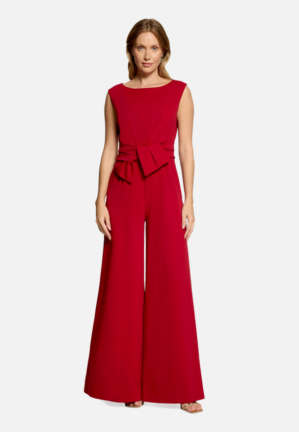 Jumpsuit mit weitem Bein / Modellfoto Vorderseite