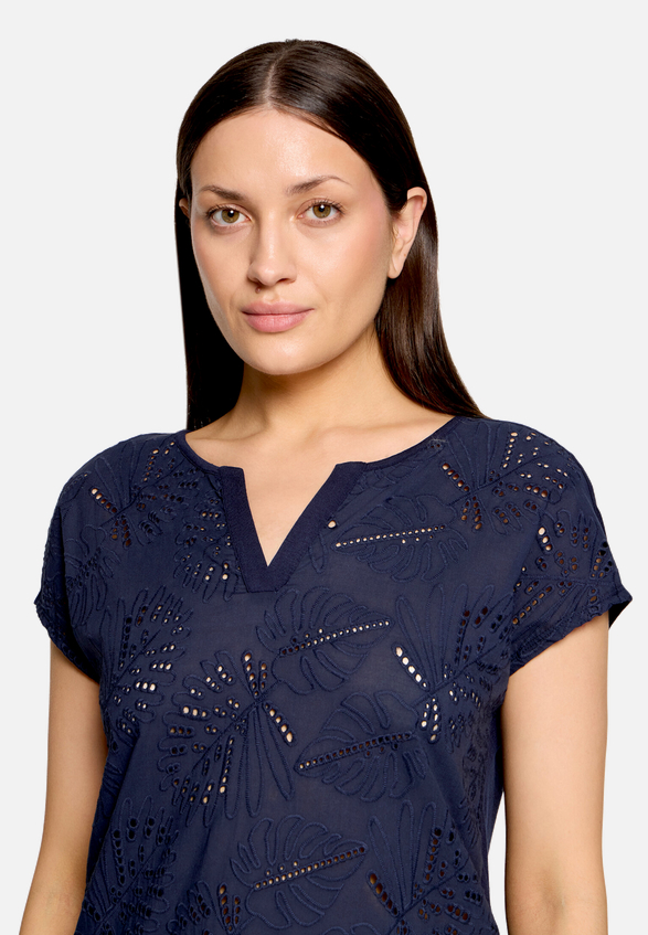 Casual-Shirt mit V-Ausschnitt / Detailbild