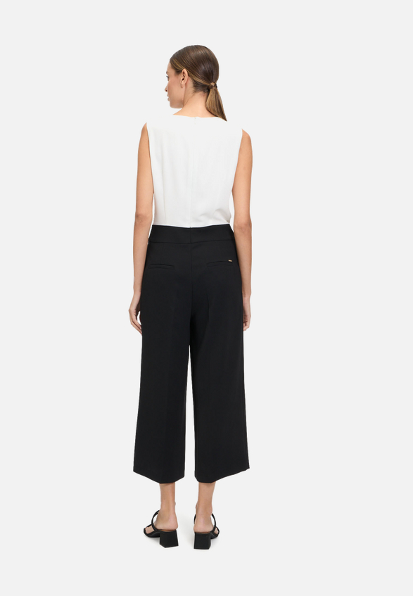 Jumpsuit ohne Arm / Modellfoto Rückseite