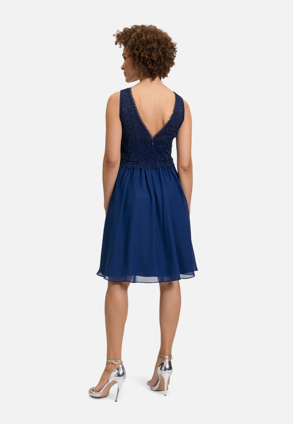 Abendkleid mit Spitze / Modellfoto Rückseite