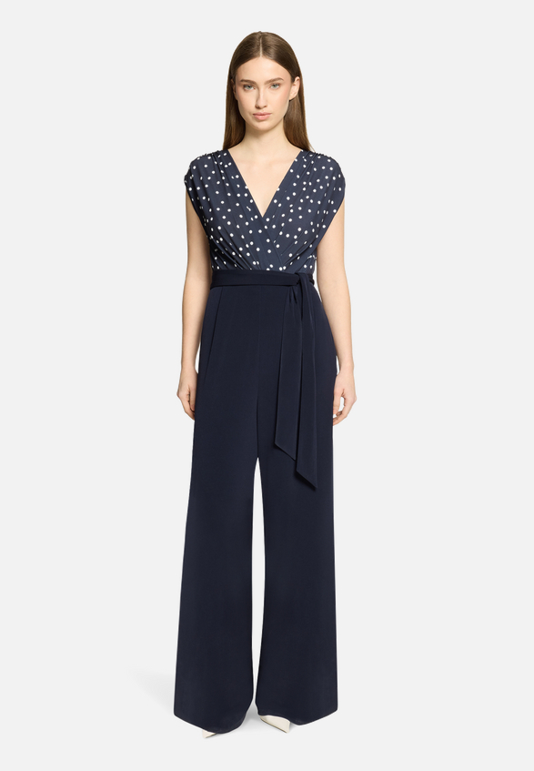 Jumpsuit mit Bundfalten / Modellfoto Vorderseite